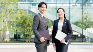 相続は誰に相談すべき?弁護士や税理士などパターン別相談先をご紹介_サムネイル